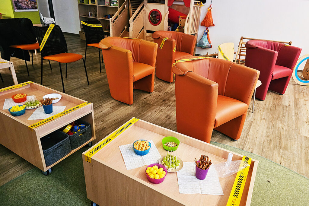 Innenansicht eines Gemeinschaftsraums mit Sitzgelegenheiten und Snacks