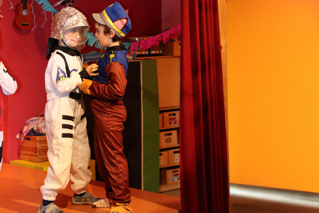 Zwei Kinder in Kost&uuml;men auf einer B&uuml;hne