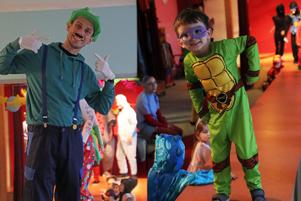 Erwachsener und Kind in Kost&uuml;men auf einer Feier