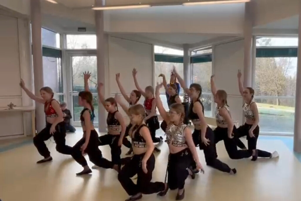 T&auml;nzerinnen in einem Raum