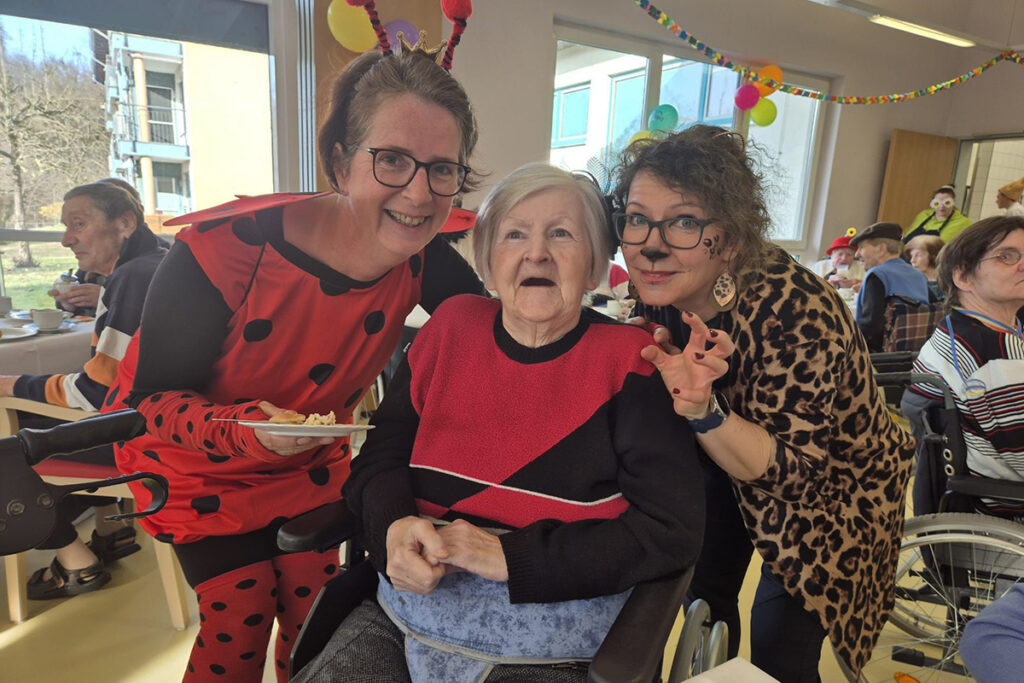 Personen in einem Pflegeheim feiern Karneval