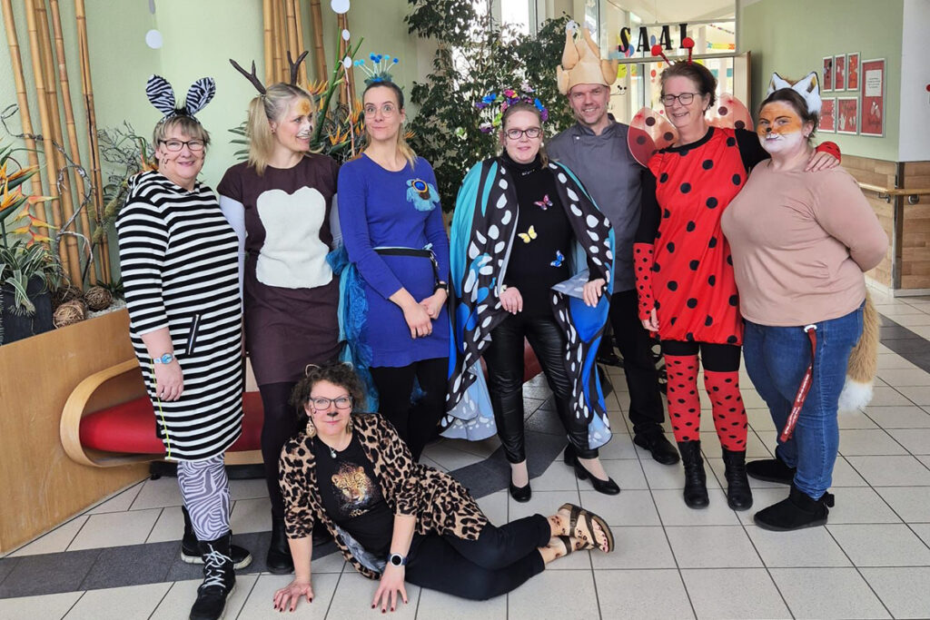 Gruppe von Menschen in Tier- und Insektenkost&uuml;men