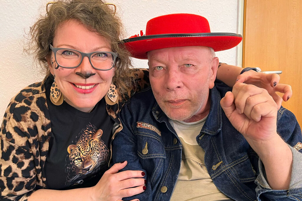 Frau und Mann in verkleideter Kleidung