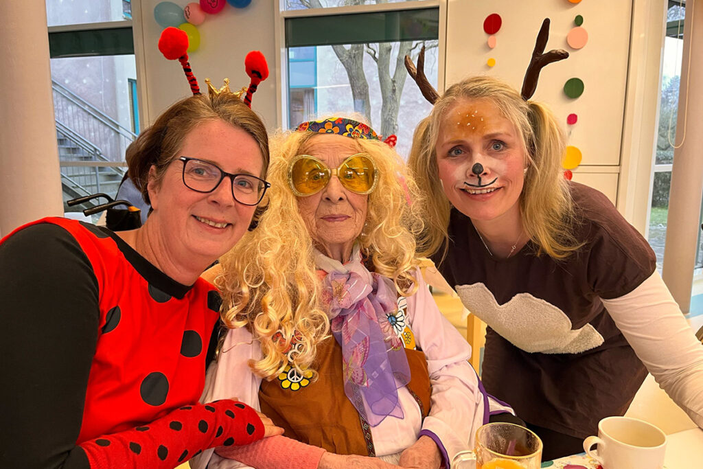 Drei Frauen in Karnevalskost&uuml;men