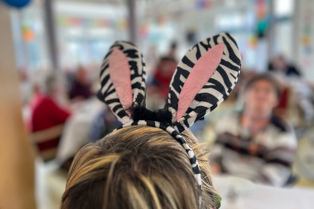 Person tr&auml;gt Zebramuster-Ohren