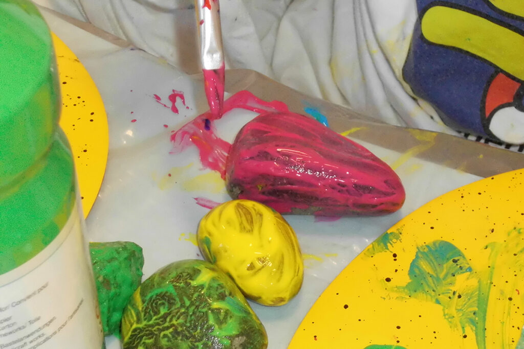 Nahaufnahme von bemalten Steinen mit lebhaften Farben.