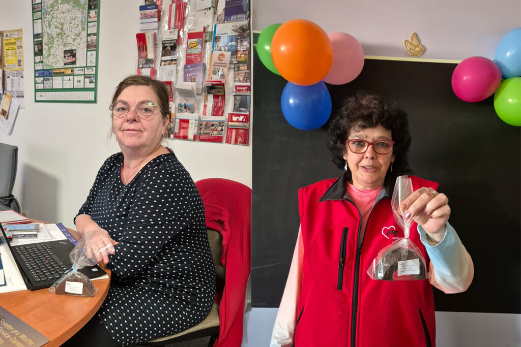 Zwei Frauen in beruflichen Umgebungen