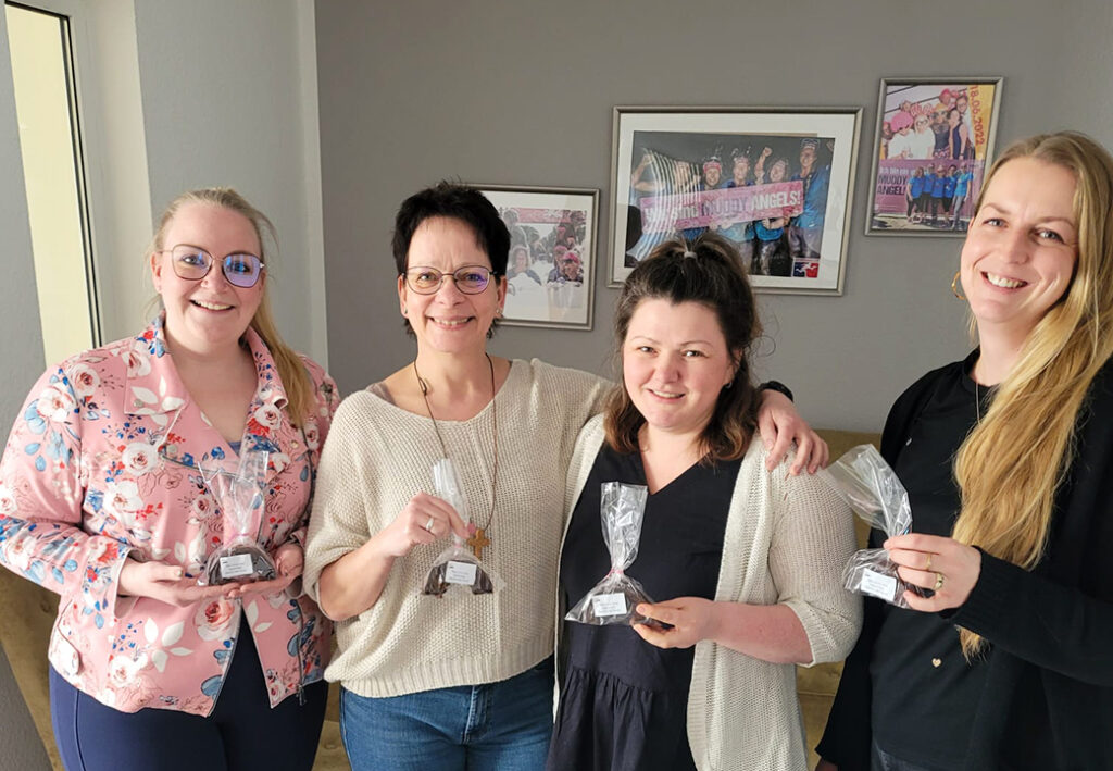 Vier Frauen, die Geschenke halten