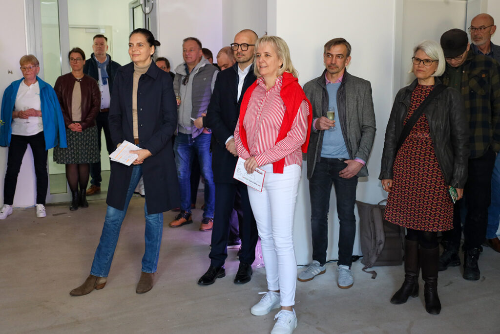 Versammlung mehrerer Personen in einem Innenraum