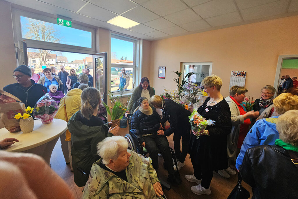 Bild einer Feierlichkeit in einem Gemeinschaftsraum.