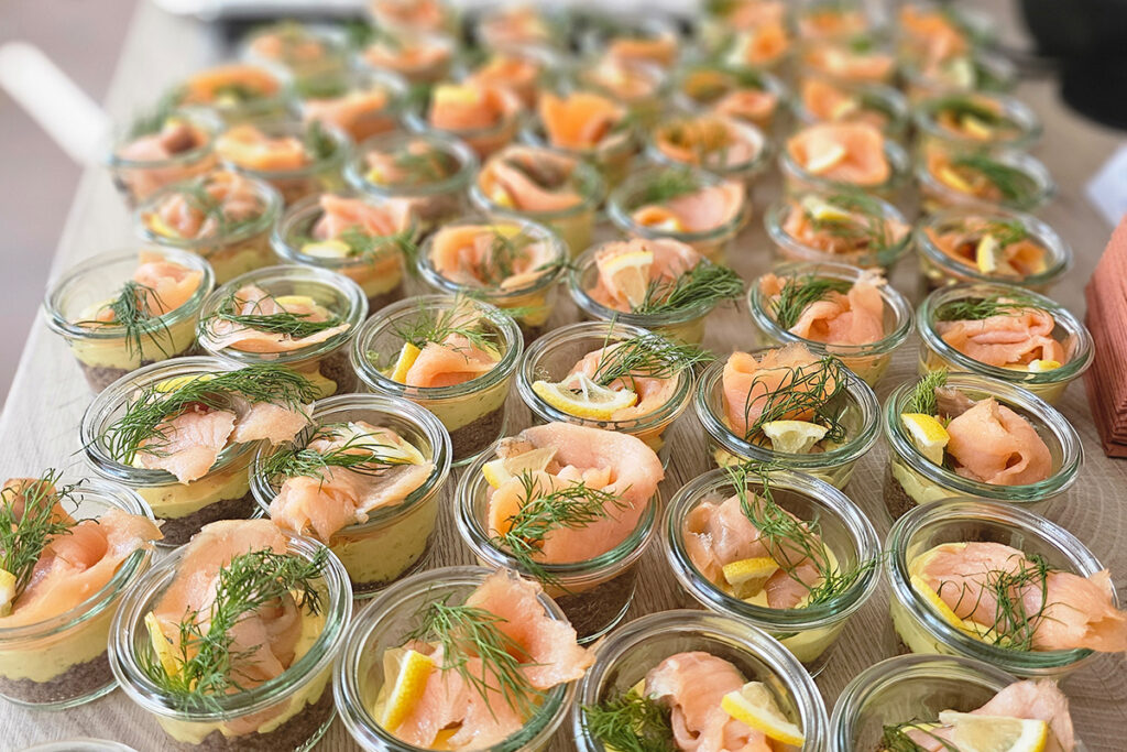 Gl&auml;schen mit Lachstatar, Dill und Zitronenscheiben.