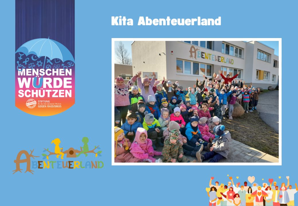 Gruppe von Kindern vor einem Kindergarten mit dem Namen Abenteuerland.