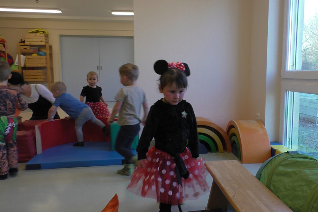 Kinder spielen in einem Raum mit bunten Blöcken