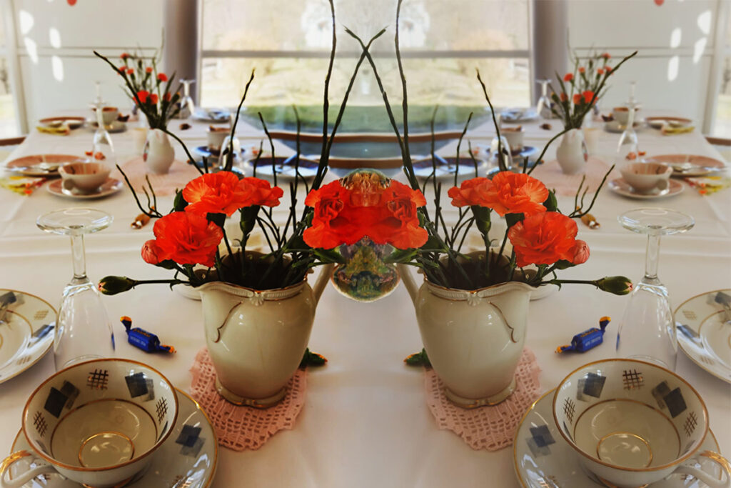 Ein festlich gedeckter Tisch mit Blumen und Geschirr