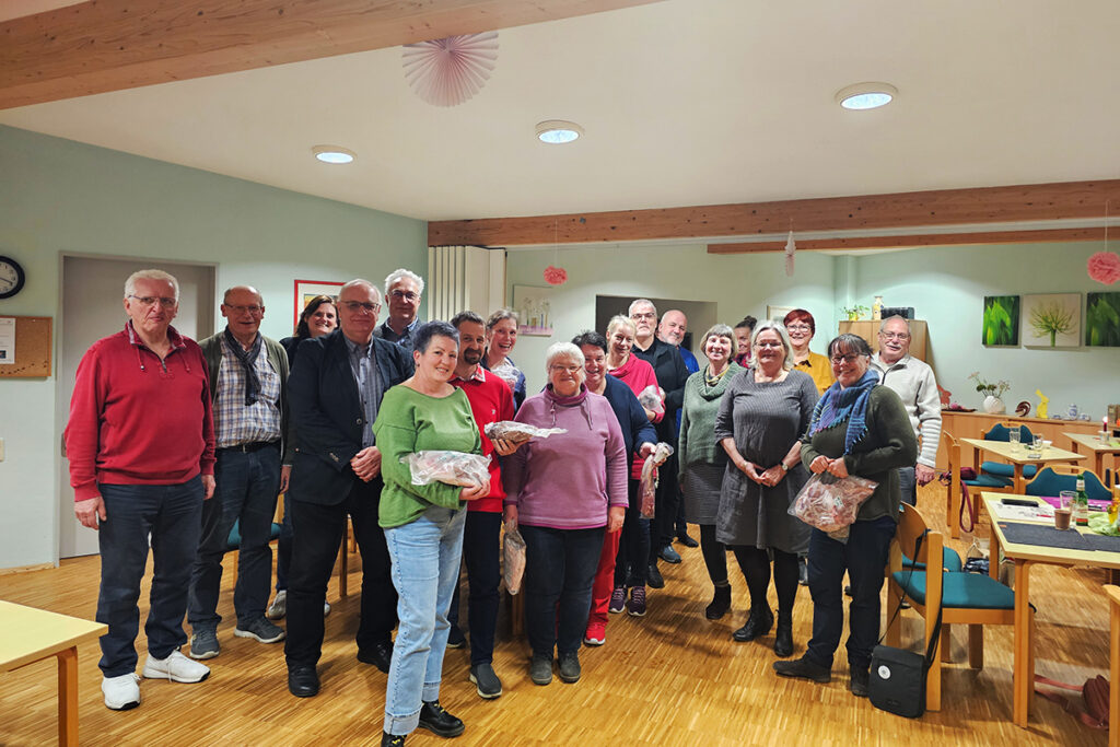Gruppenfoto von Menschen in einem Raum