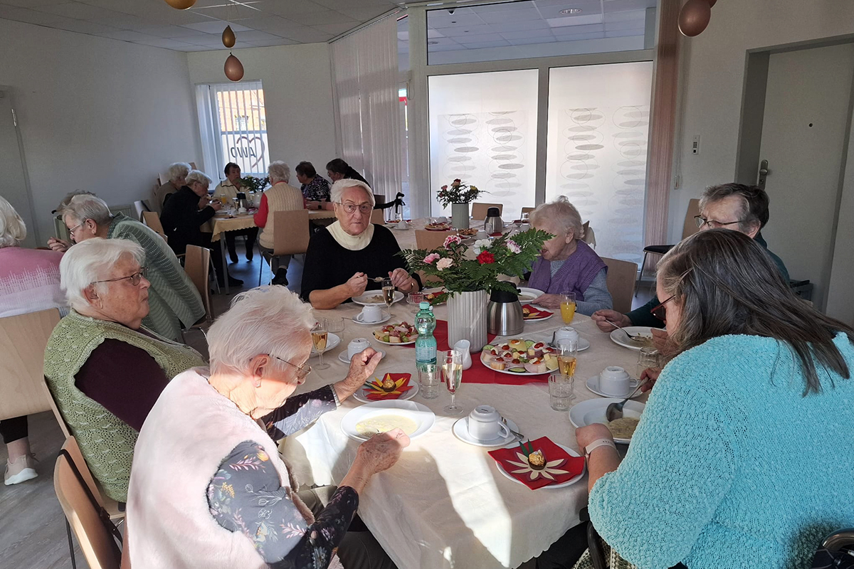 Ältere Menschen beim gemeinsamen Essen in einem Speisesaal