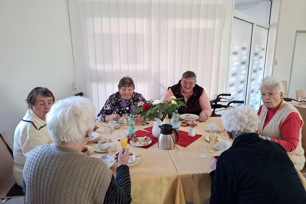 Senioren beim gemeinsamen Essen
