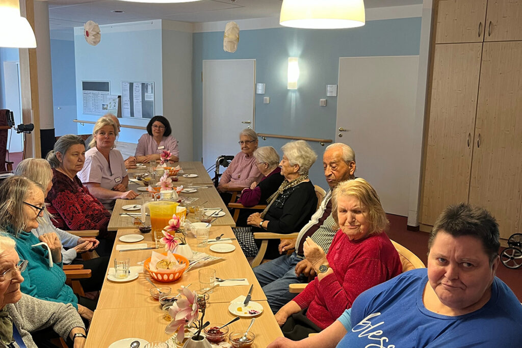 Gruppe von Senioren und Betreuern bei einem Treffen