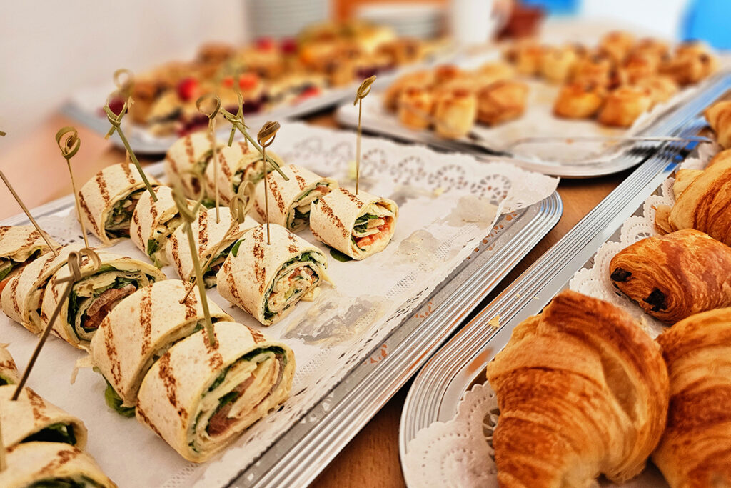 Verschiedene Geb&auml;cksorten auf Tabletts bei einem Buffet.
