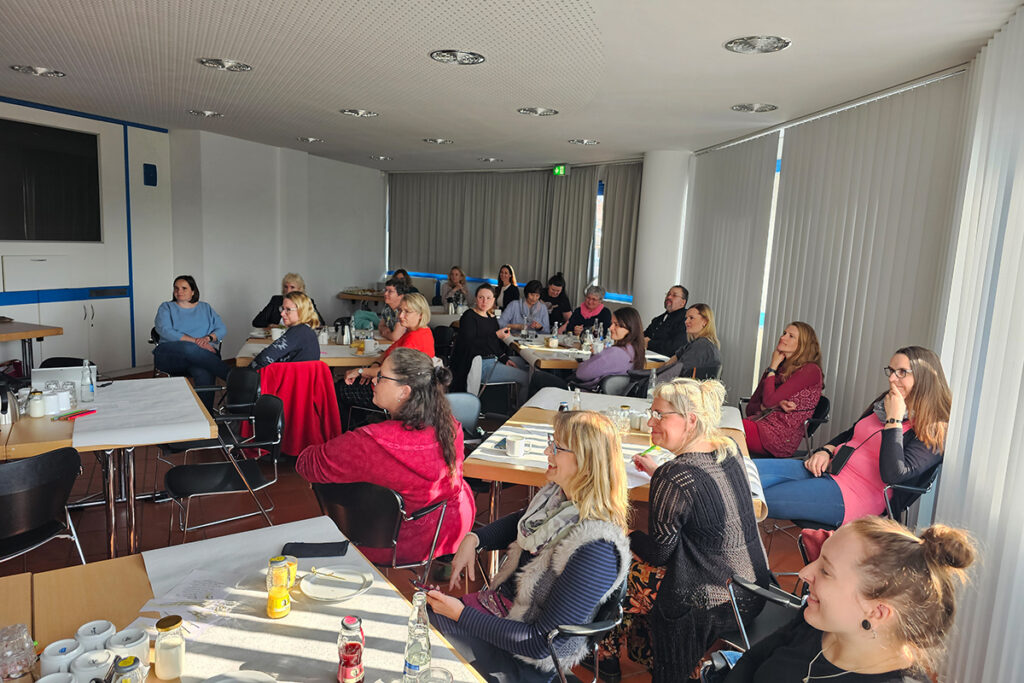 Gruppe von Menschen bei einem Meeting in einem Konferenzraum