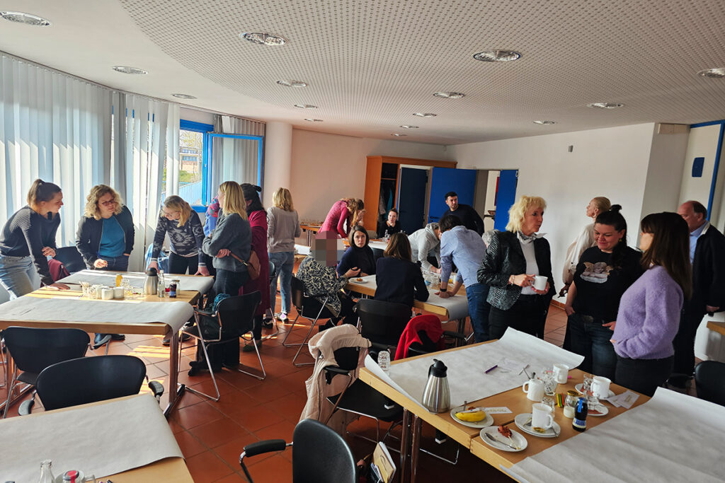 Menschen in einem Seminarraum