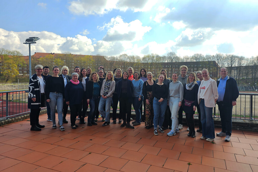 Gruppe von Menschen auf einer Terrasse.