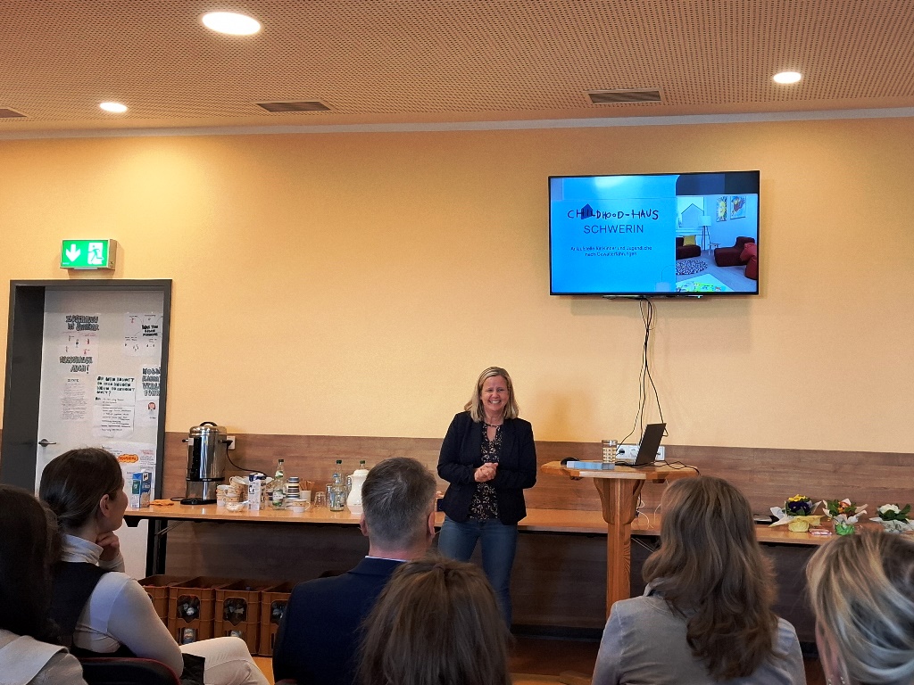 Eine Frau hält einen Vortrag in einem Konferenzraum