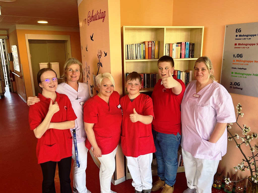 Gruppenfoto von AWO-Mitarbeitern in einem Gebäude