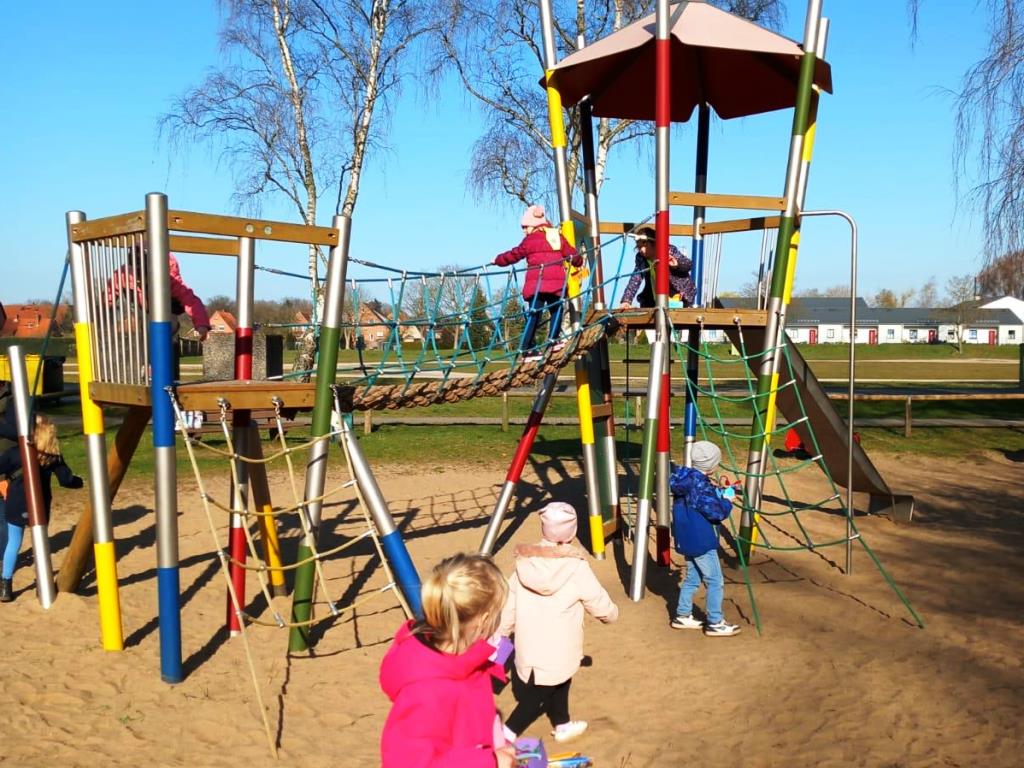 Kinder spielen auf einem Spielplatz
