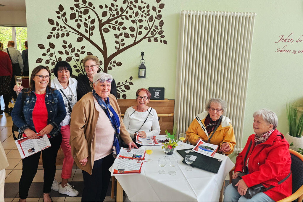 Gruppe von &auml;lteren Damen in einem Gemeinschaftsraum.