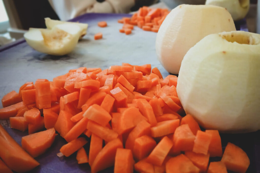 Geschnittenes Gem&uuml;se auf einem Schneidebrett