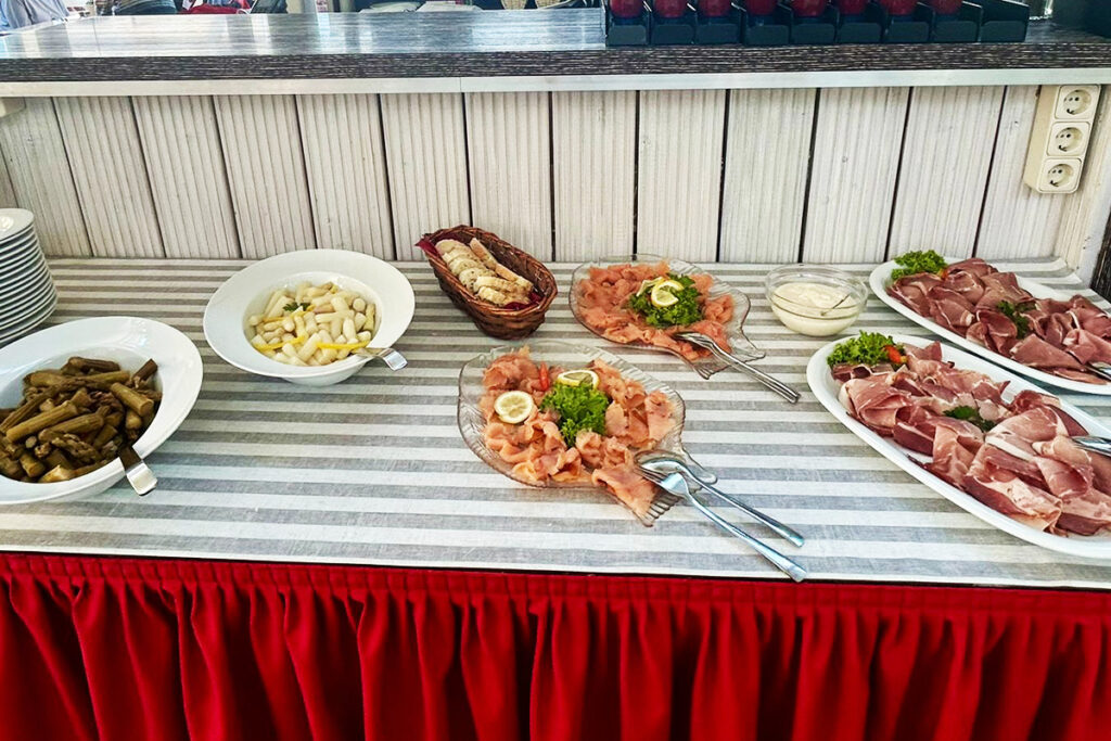 Buffet mit verschiedenen Speisen auf einem gestreiften Tisch