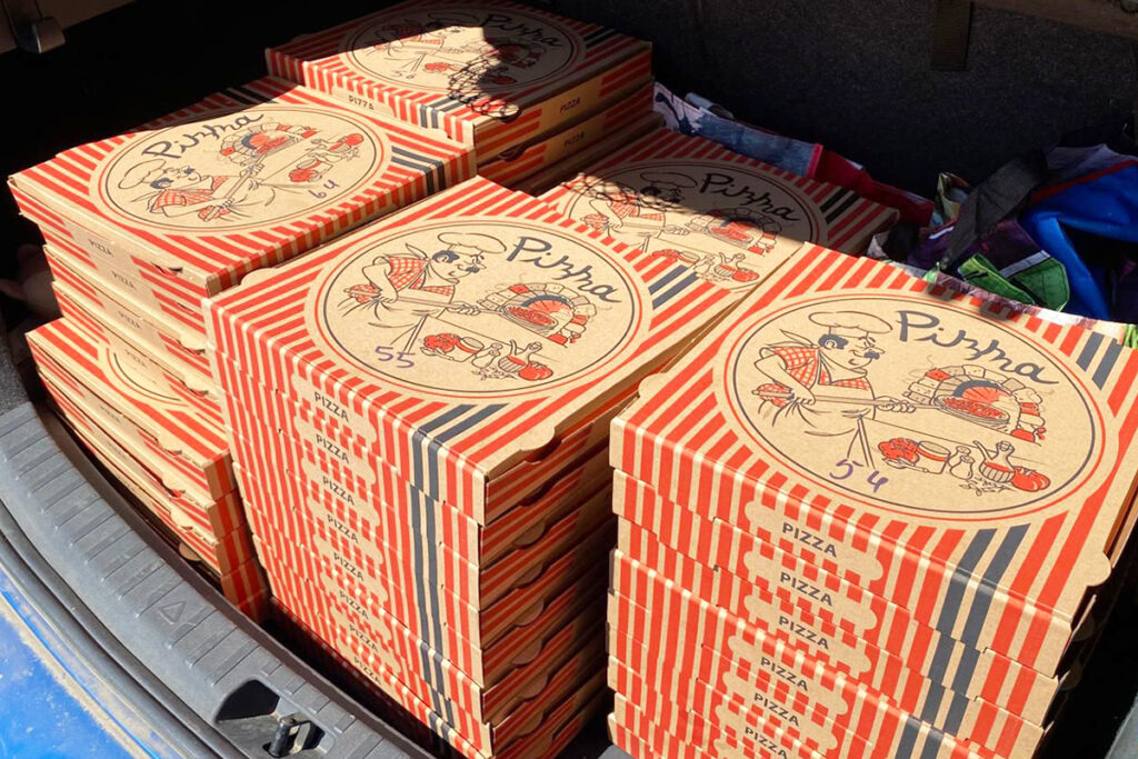 Pizza Kartons in einem Autokofferraum gestapelt