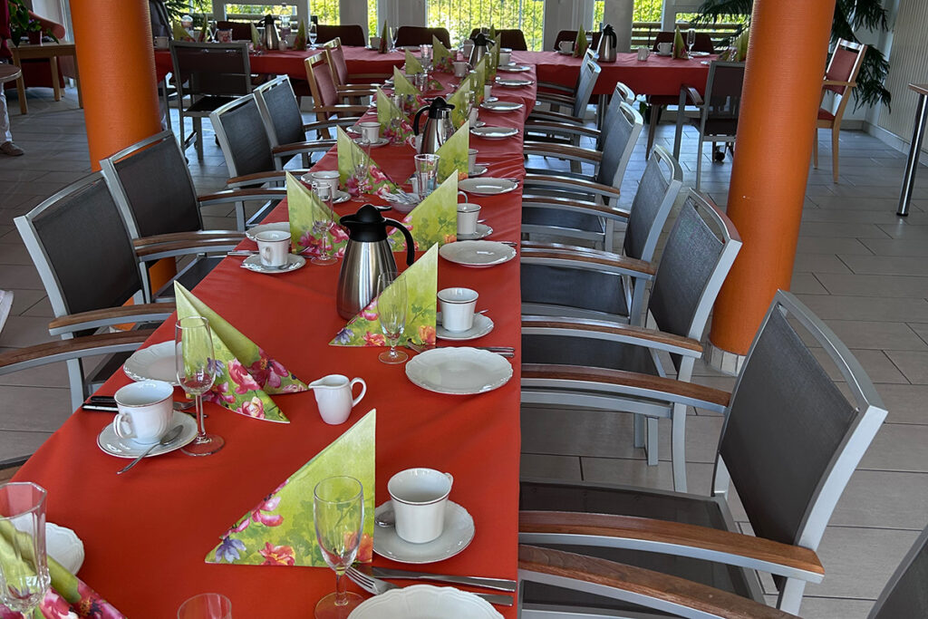 Ein festlich gedeckter Tisch in einem Gemeinschaftsraum.