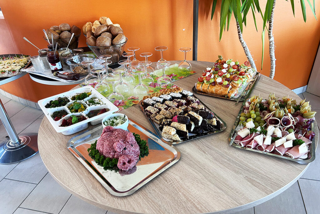 Ein Tisch mit verschiedenen Speisen und Weingl&auml;sern