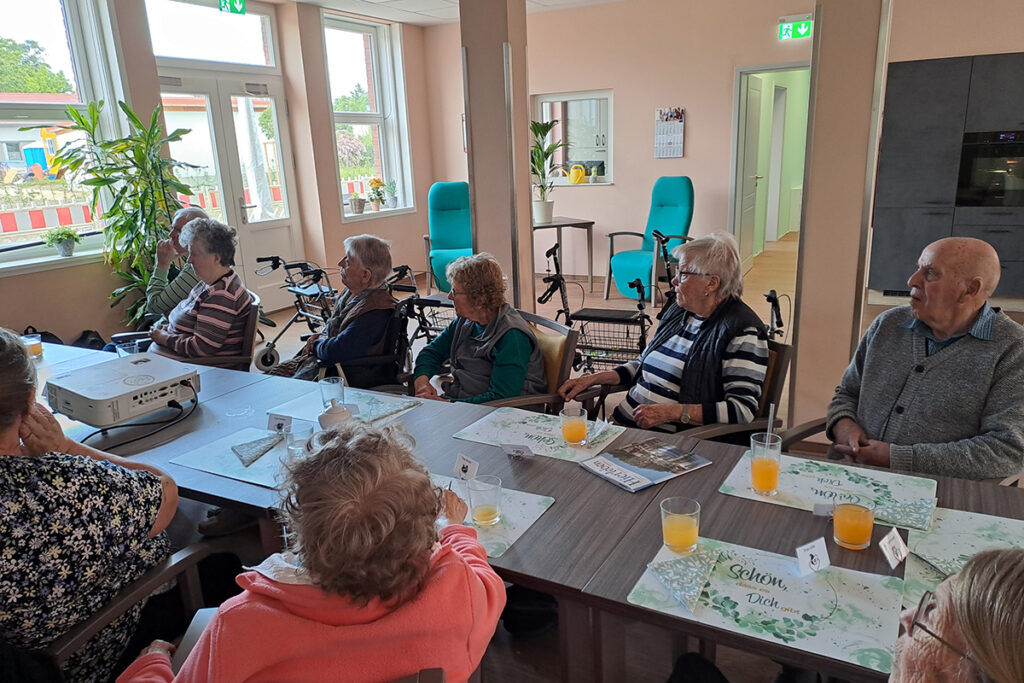 Gruppe von Senioren in einer Gemeinschaftseinrichtung
