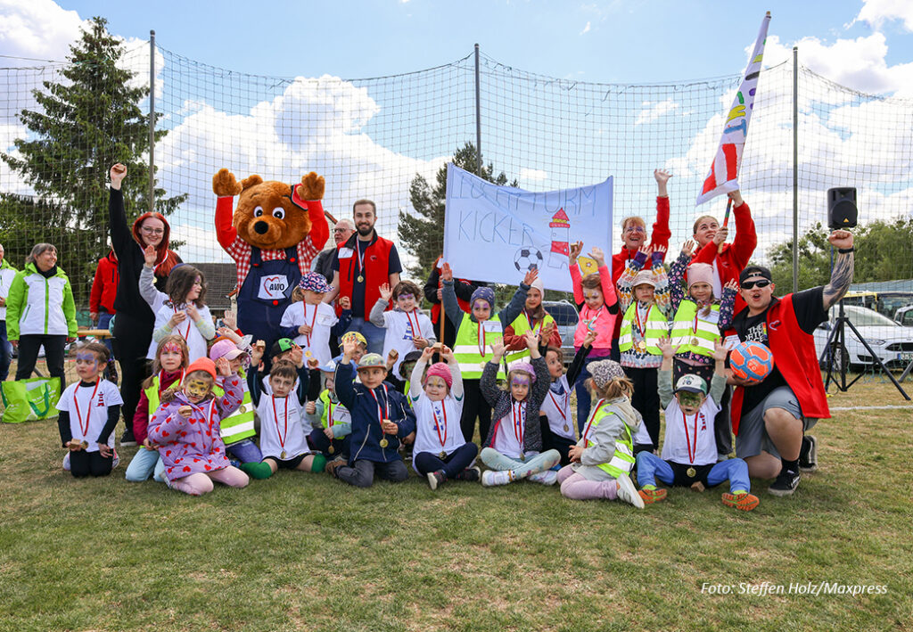 Gruppe von Kindern und Erwachsenen beim Fu&szlig;ballfest