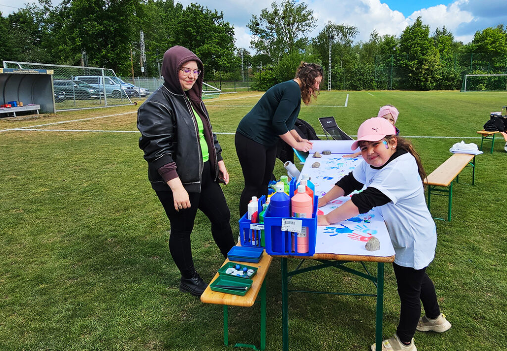 Kinder bei einer Malaktion im Freien