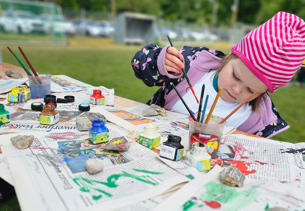Kind beim Malen im Freien