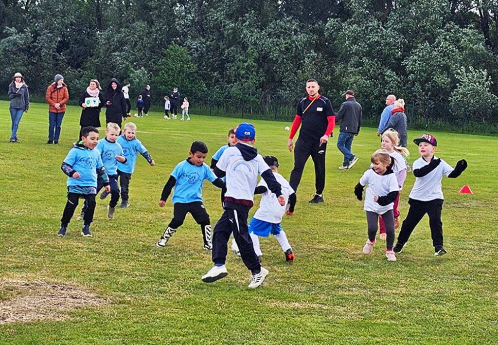 Kinder spielen auf einem Fu&szlig;ballfeld