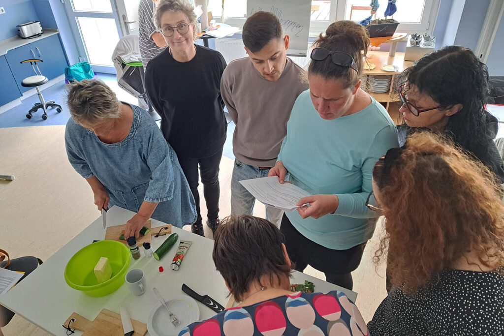 Gruppe von Menschen in einer K&uuml;chenszene