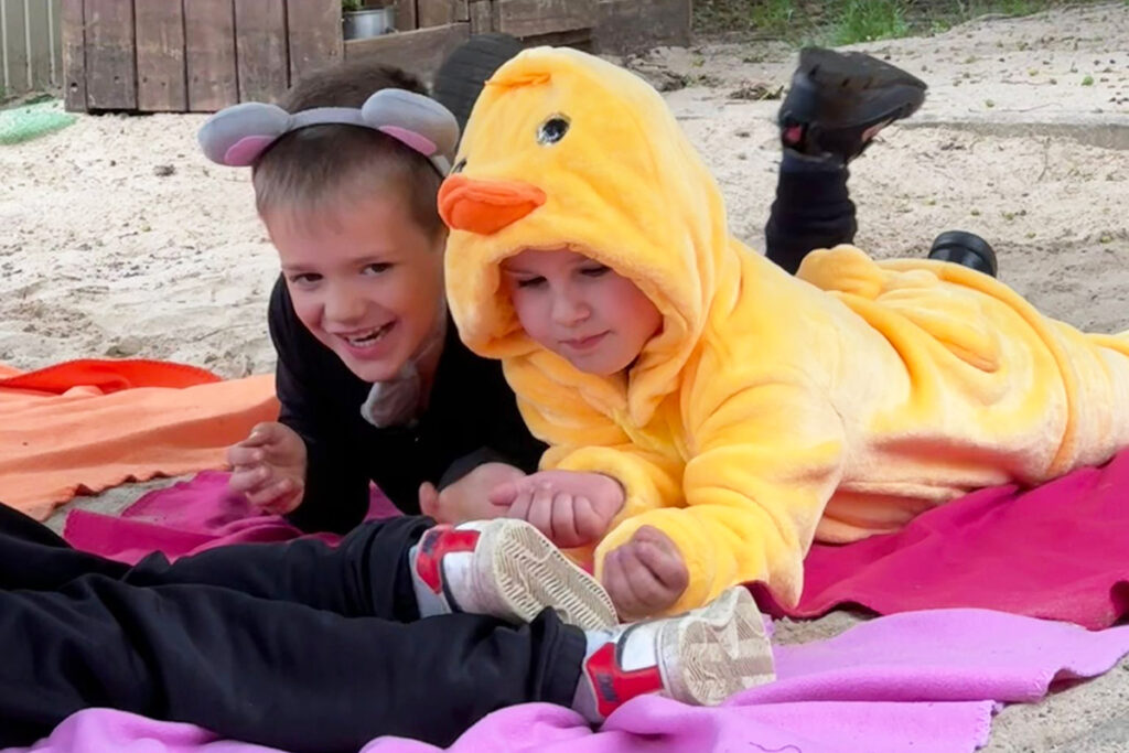 Zwei Kinder beim Spielen im Freien