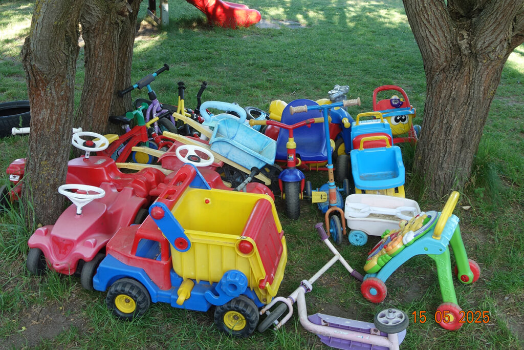 Eine Ansammlung von Spielzeugen unter Bäumen im Freien