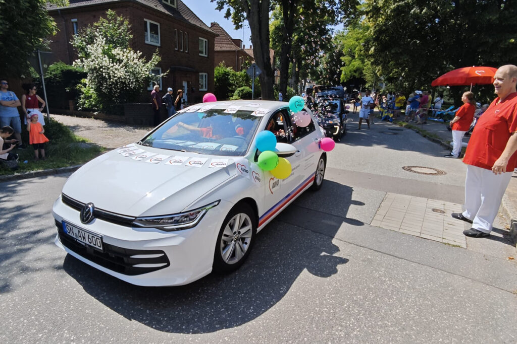 Auto mit AWO-Emblemen bei einer Parade