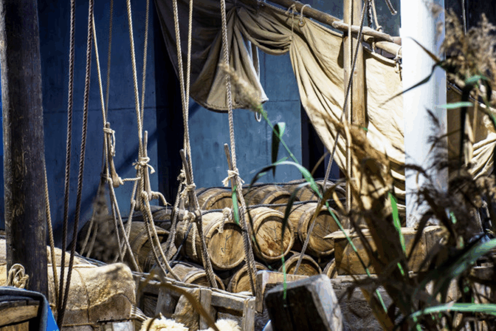 Innenansicht eines Schiffs mit F&auml;ssern und Seilen