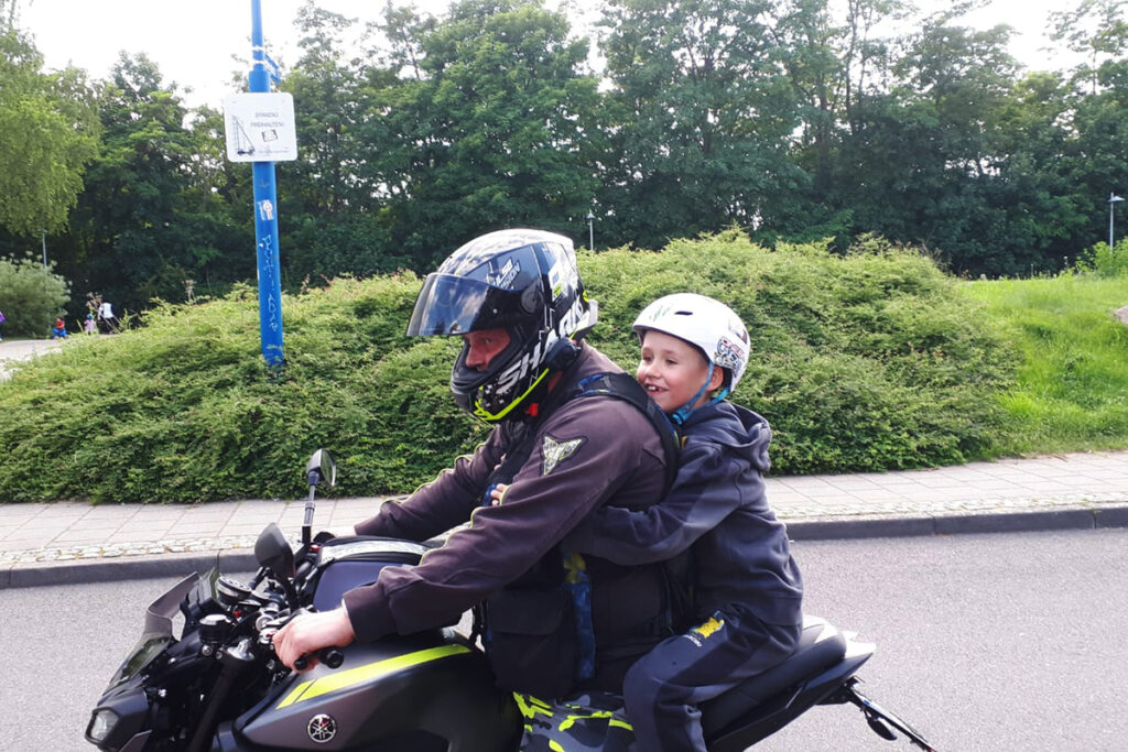Ein Mann und ein Kind fahren auf einem Motorrad