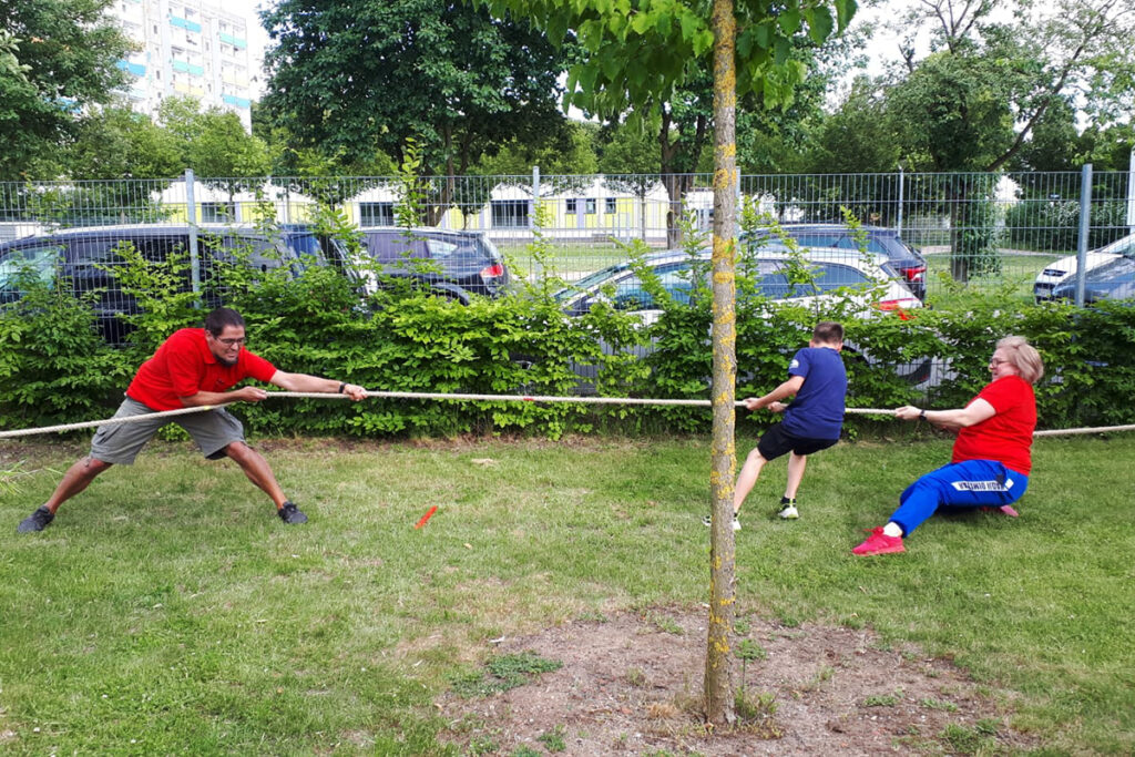 Menschen beim Tauziehen im Freien