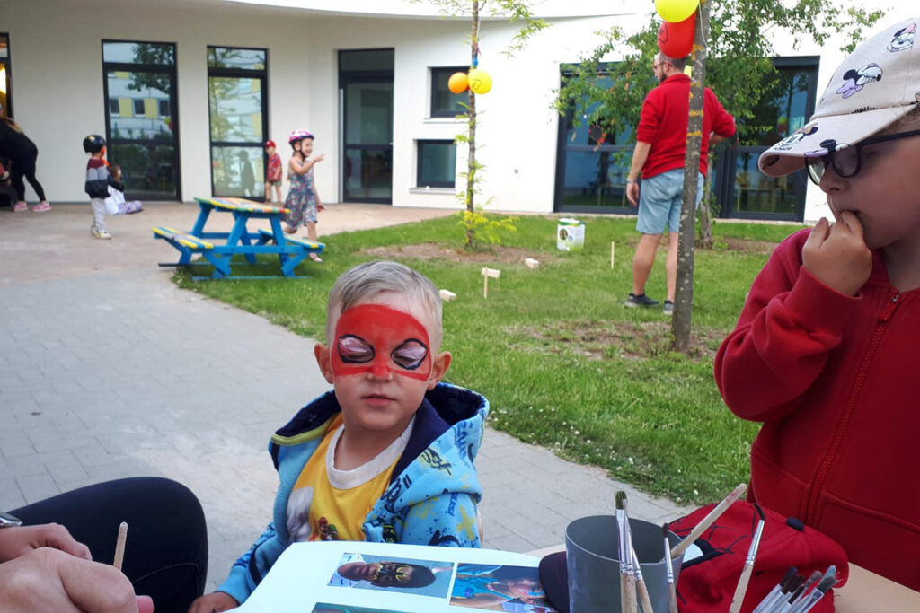 Kinder mit Gesichtsbemalung bei einem Outdoor-Event
