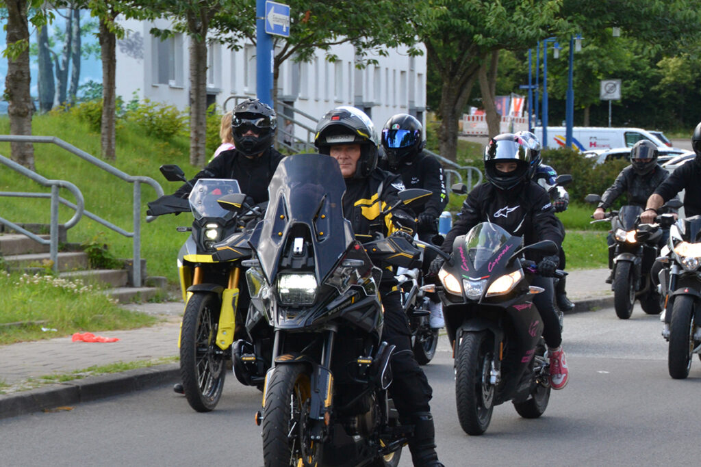 Gruppe von Motorradfahrern auf einer Stra&szlig;e