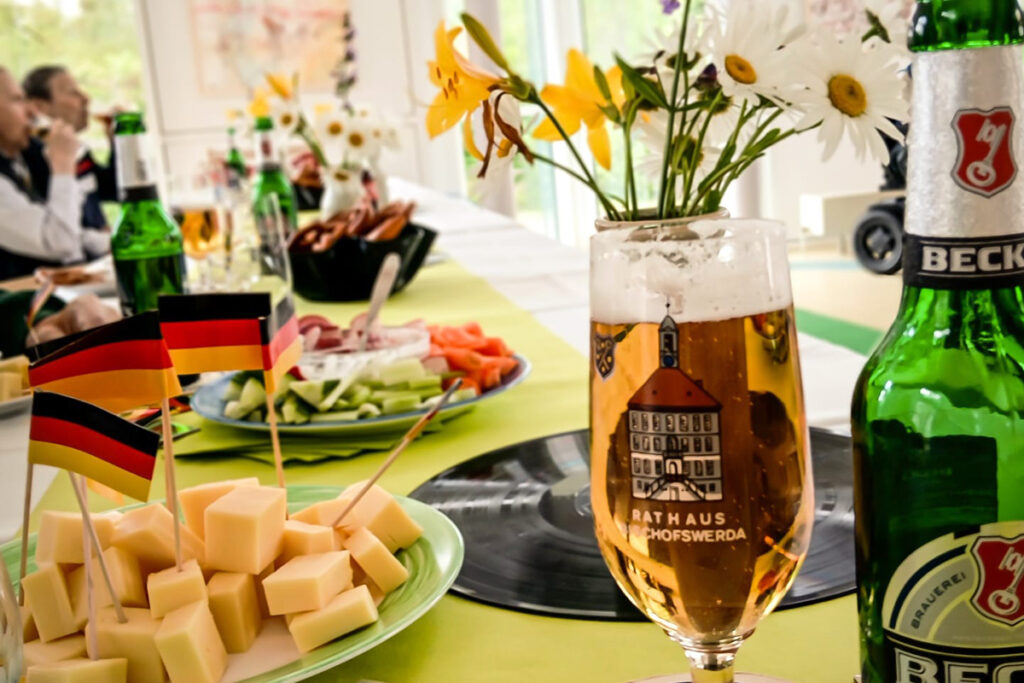 Festlich gedeckter Tisch mit Essen und Getr&auml;nken